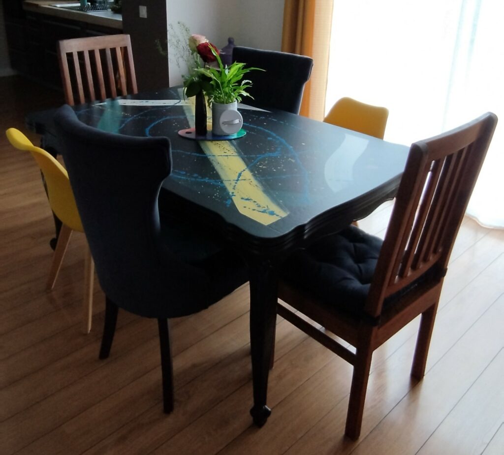 Table style Louis XV, aérogommée puis peinte façon contemporaine, Macau
