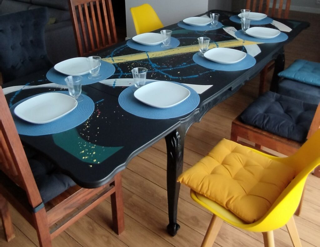 Table style Louis XV, aérogommée puis peinte façon contemporaine, Macau